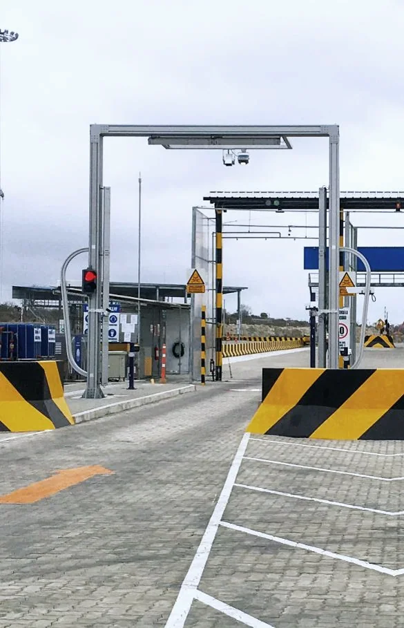 Werkseinfahrt mit Schranke und Kameraportal