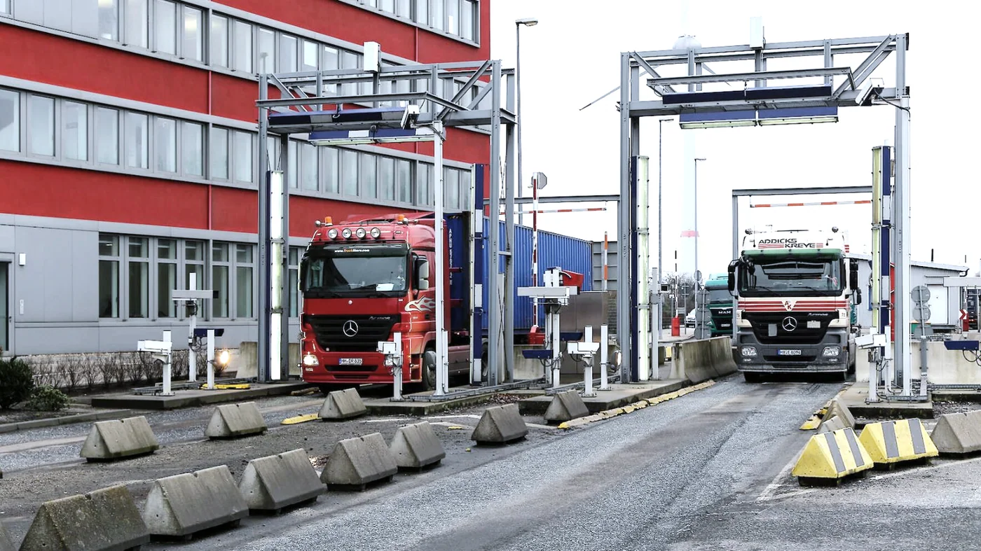 Lastwagen an Kontrollportalen eines Werksgeländes
